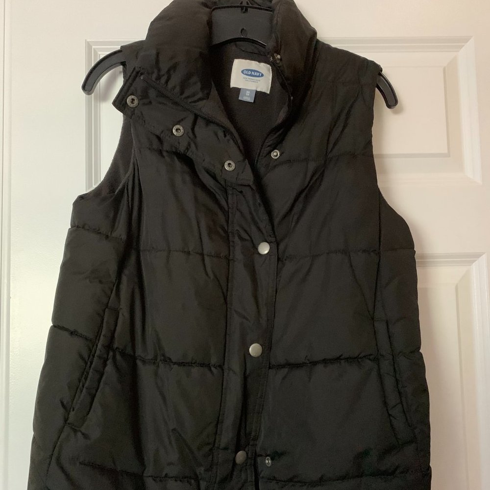 Black Old Navy Puffer Vest